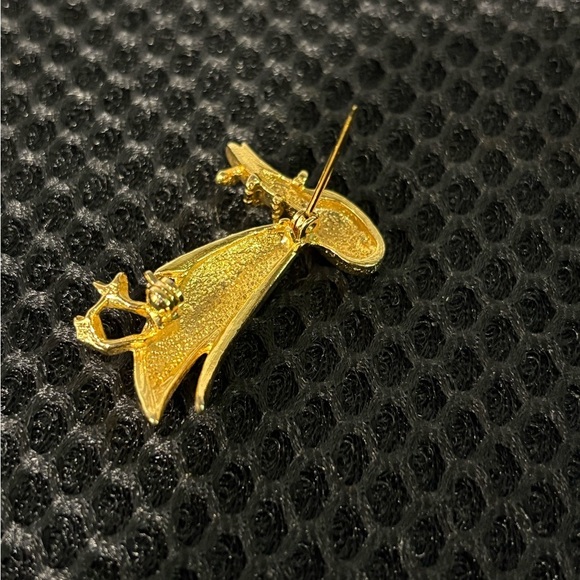 Vintage Gold Tone Pelican Brooch with Fish Accent - Nautical/ Coastal Chic - Picture 4 of 8